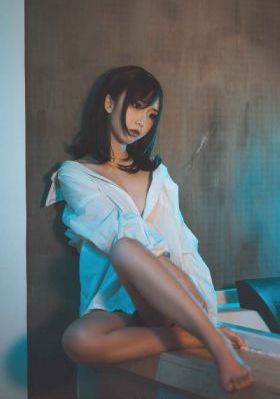 挽开裙子迈开腿坐下去的视频_十万网红美女美酱